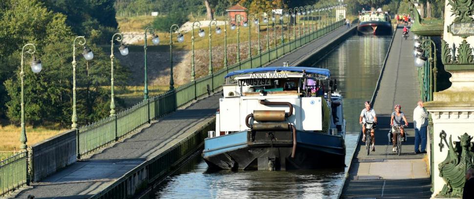 Agenda du Loiret, un bateau traverse le pont canal