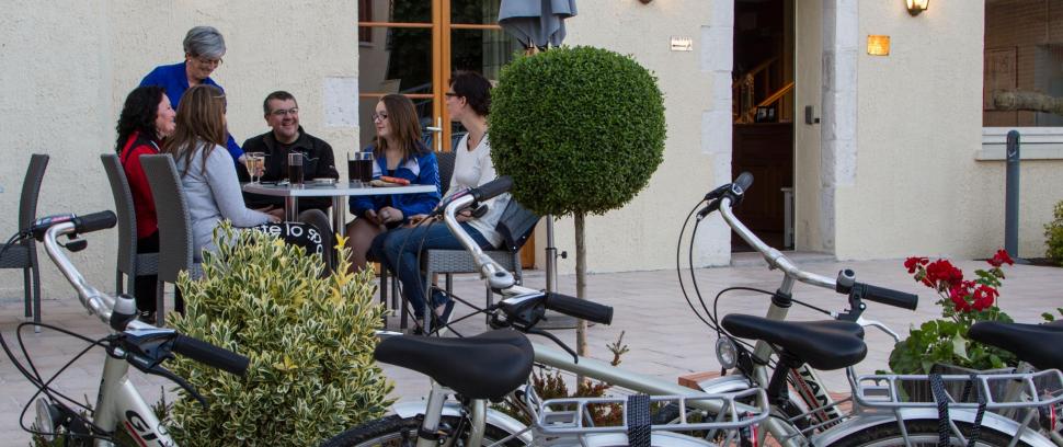 Hébergements Accueil Vélo, halte rafraichissement en terrasse d'un hôtel labellisé accueil vélo