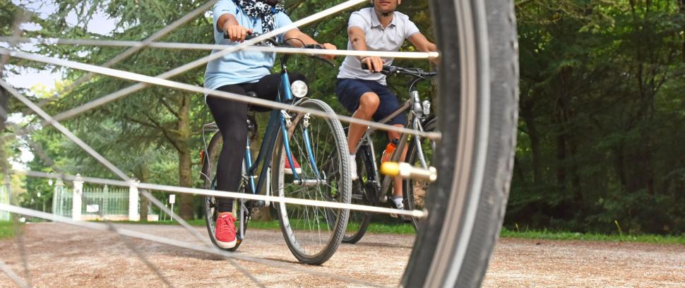 Cyclistes sur un chemin