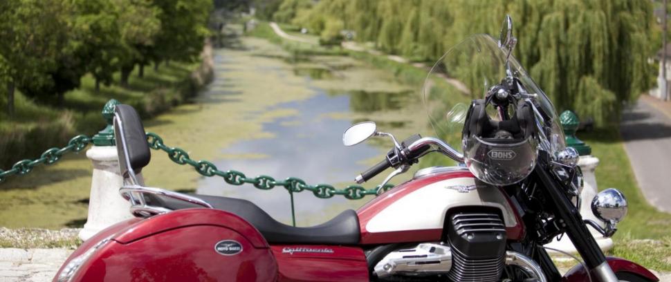 Pause en moto sur les bords du canal