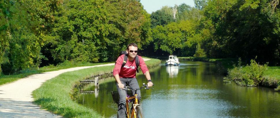 La Scandibérique à vélo sur un chemin de halage