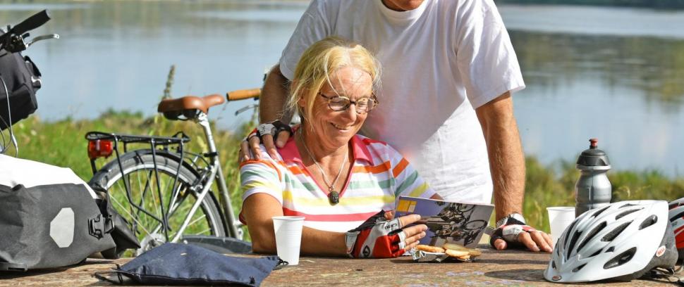 Ousson-sur-Loire, couple qui consulte un guide de randonnée au bord de la Loire