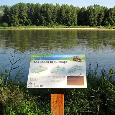 Panneau d'information sur un Sentier nature