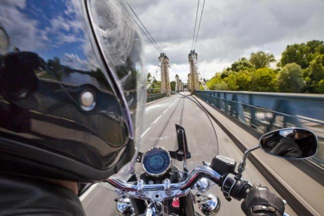 Traversée d'un pont sur une moto