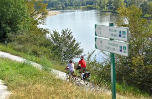 Vue aérienne de cyslistes au bord de la Loire