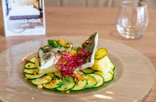 assiette poisson légumes d'un restaurant accueil vélo