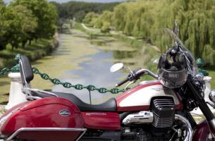 Pause en moto sur les bords du canal