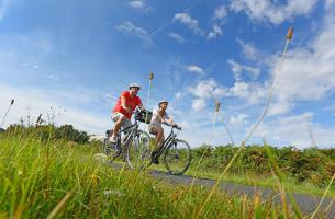 Couple à vélo sur une petite route de campagne