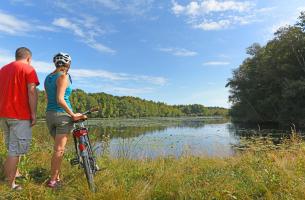 Couple à vélo qui regarde le paysage - étang