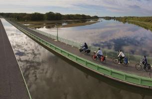 Vue aérienne de cyclistes qui traversent le Pont-Canal de Briare