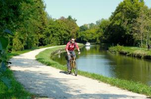 La Scandibérique à vélo sur un chemin de halage