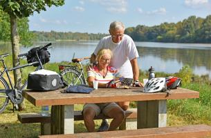 Ousson-sur-Loire, couple qui consulte un guide de randonnée au bord de la Loire